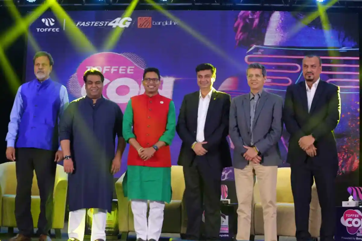 প্রতিযোগিতার বিচারক ও অতিথিরা মঞ্চে উপস্থিত।. Channel i News - চ্যানেল আই নিউজ