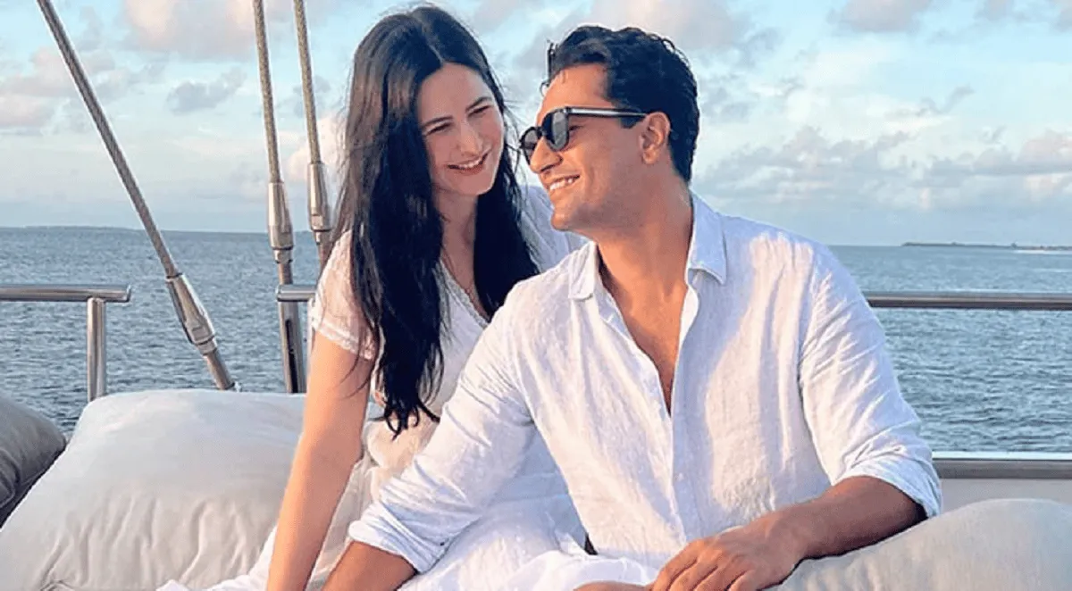 ভিকি-ক্যাটরিনা সমুদ্রের পাশে একসঙ্গে হাসিমুখে ছবি. Channel i News - চ্যানেল আই নিউজ