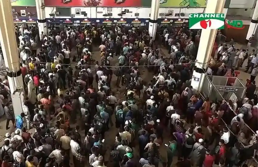 ঢাকায় ট্রেনের টিকিটের জন্য দীর্ঘ লাইনে হাজারো যাত্রী।. Channel i News - চ্যানেল আই নিউজ