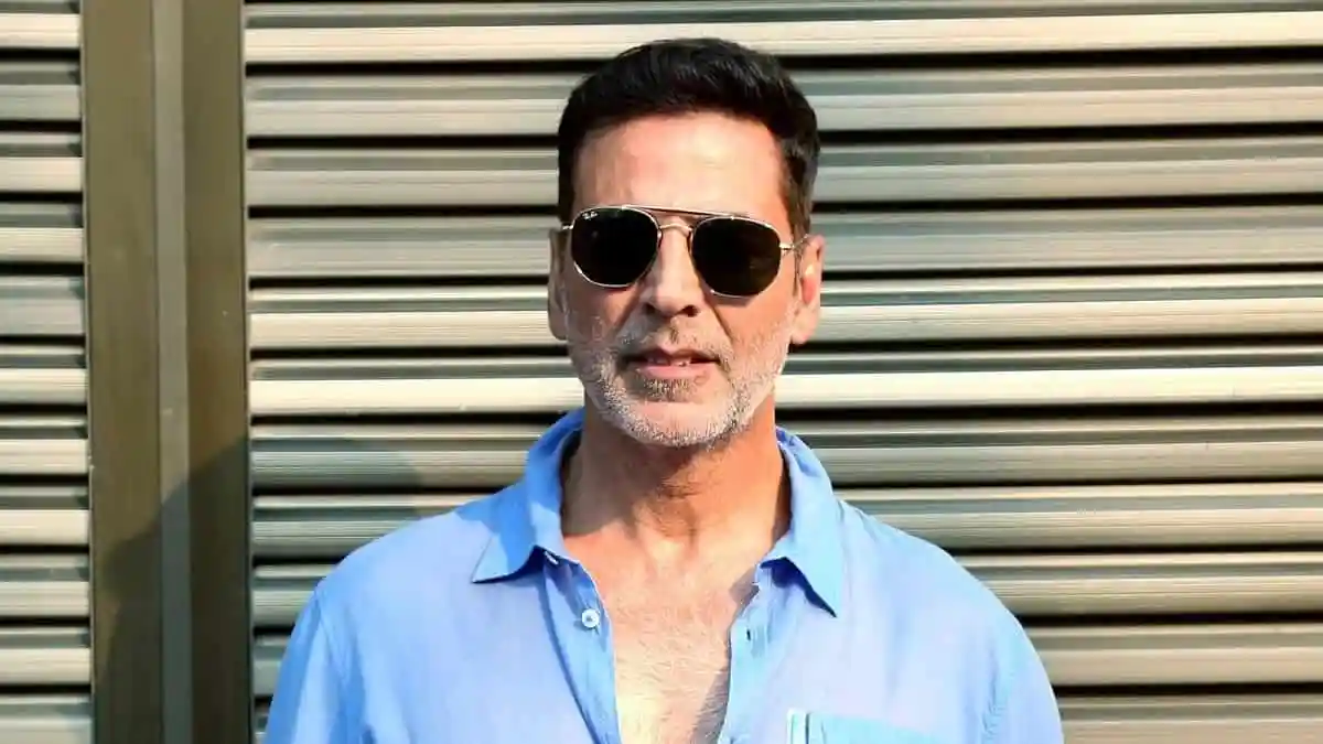 অক্ষয় কুমার সানগ্লাস পরা, হালকা দাড়ি ও হালকা পোশাক পরা. Channel i News - চ্যানেল আই নিউজ