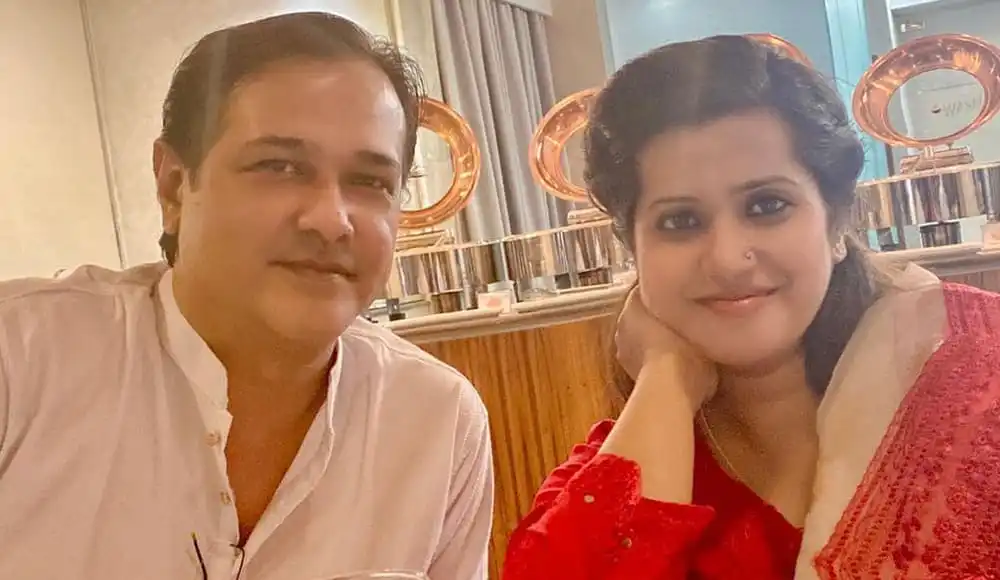 একজন পুরুষ ও একজন নারী হাসিমুখে ক্যামেরার জন্য পোজ দিচ্ছেন. Channel i News - চ্যানেল আই নিউজ