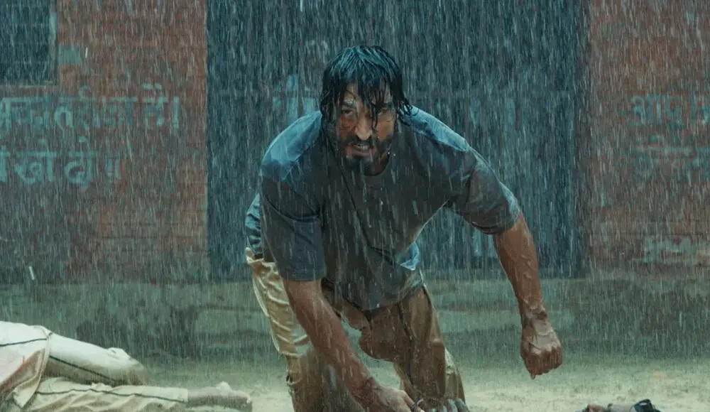 একজন অভিনেতা বৃষ্টিতে ভিজে কষ্টের মধ্যে অভিনয় করছেন. Channel i News - চ্যানেল আই নিউজ