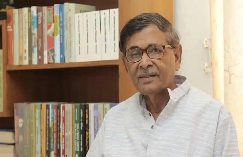আবদুল্লাহ আবু সায়ীদ বইয়ের সামনে বসে ছবি তোলা. Channel i News - চ্যানেল আই নিউজ