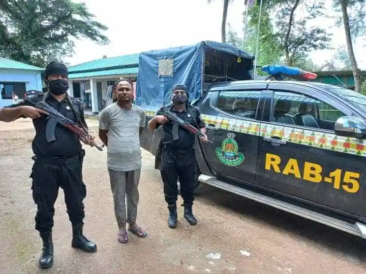 টেকনাফে অস্ত্র ও ইয়াবা ব্যবসায়ী গ্রেপ্তার, পুলিশি অভিযান. Channel i News - চ্যানেল আই নিউজ