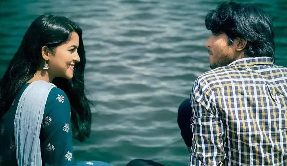 নদীর ধারে বসে প্রেমিক যুগল হাসিমুখে কথা বলছে. Channel i News - চ্যানেল আই নিউজ