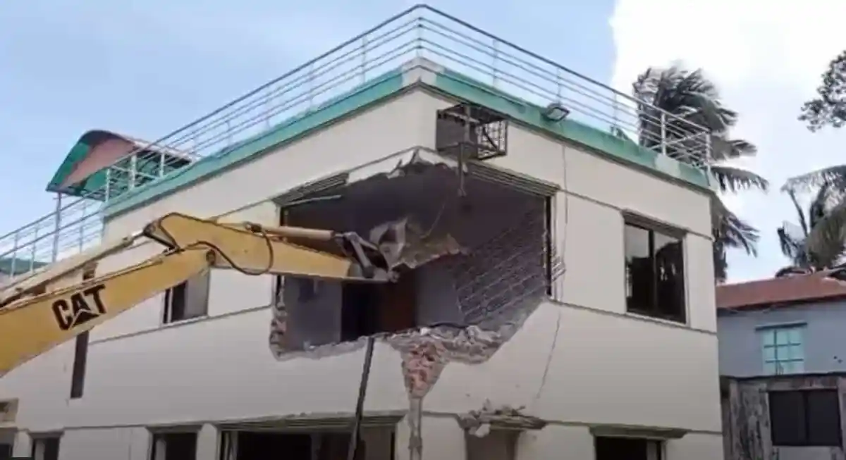 বিল্ডিং ধ্বংসের জন্য নির্মাণ যন্ত্রের সাহায্যে ভাঙচুর চলছে. Channel i News - চ্যানেল আই নিউজ