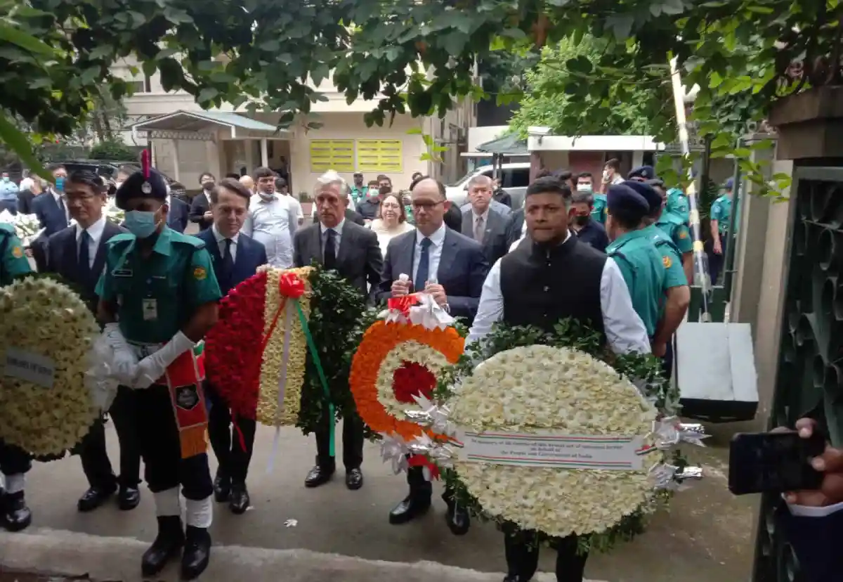 হলি আর্টিজানে নিহতদের স্মরণে ফুলেল শ্রদ্ধা জানানো হচ্ছে. Channel i News - চ্যানেল আই নিউজ