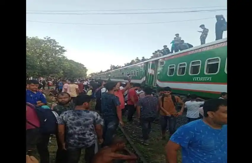 জয়পুরহাটে আন্তঃনগর ট্রেনের বগি লাইনচ্যুত, উদ্ধার কাজ চলছে. Channel i News - চ্যানেল আই নিউজ