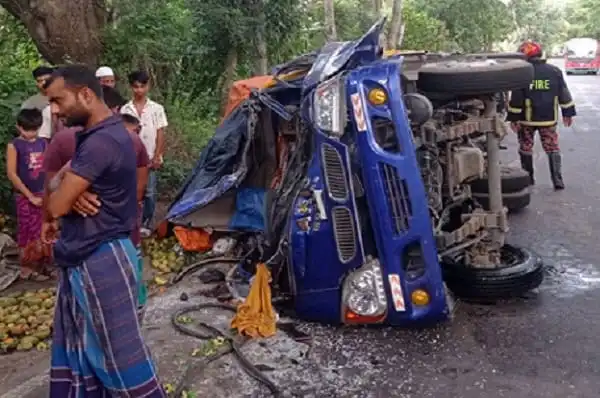 মাদারীপুরে বাস ও পিকআপ ভ্যানের সংঘর্ষে আহত ও নিহতের ছবি. Channel i News - চ্যানেল আই নিউজ