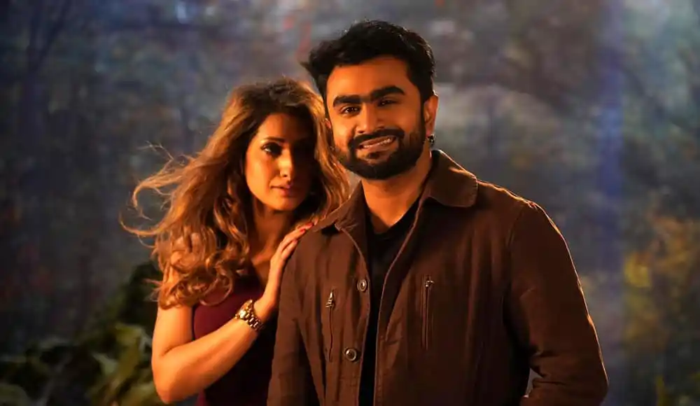 প্রেমময় দম্পতি বনভূমিতে হাসিমুখে ছবি তুলছে. Channel i News - চ্যানেল আই নিউজ