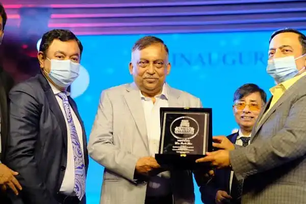 চ্যানেল আই অনলাইন এর প্রতিনিধিরা পুরস্কার গ্রহণ করছেন. Channel i News - চ্যানেল আই নিউজ