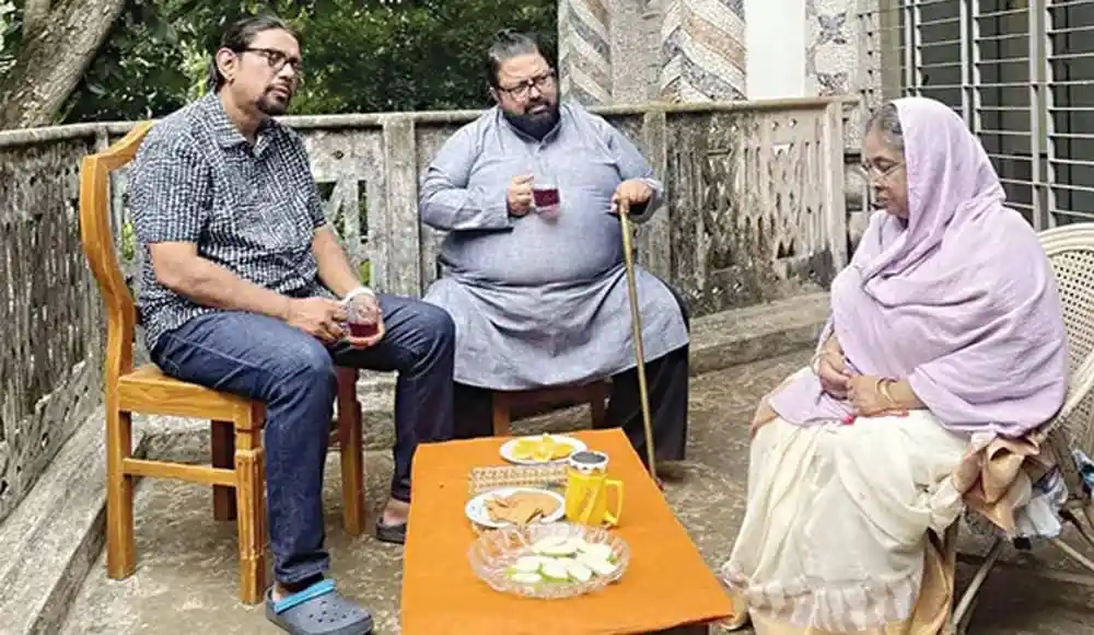 তিনজন ব্যক্তি মানিকগঞ্জের মানিক প্যালেসে বসে চা পান করছেন. Channel i News - চ্যানেল আই নিউজ