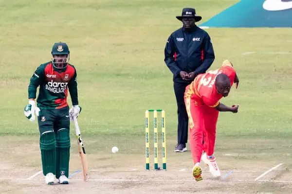 বাংলাদেশ ও জিম্বাবুয়ে ক্রিকেট ম্যাচের দৃশ্য, ব্যাটসম্যান ও বোলার. Channel i News - চ্যানেল আই নিউজ