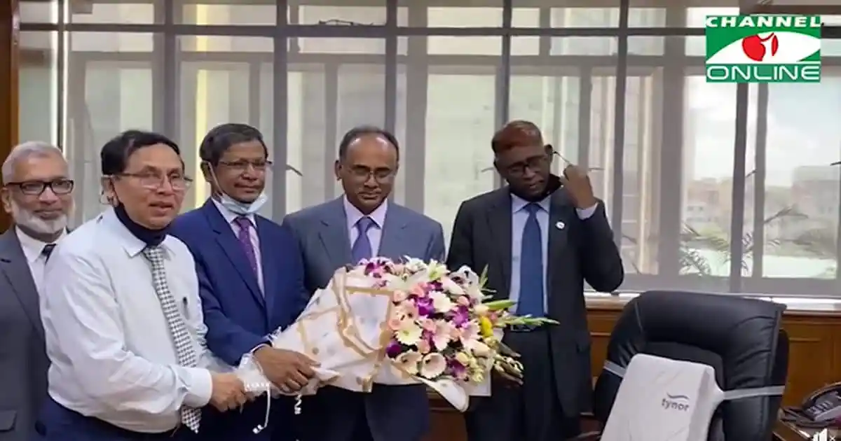 গভর্নরের দায়িত্ব গ্রহণের সময় আব্দুর রউফ তালুকদার ও অন্যান্য কর্মকর্তারা. Channel i News - চ্যানেল আই নিউজ