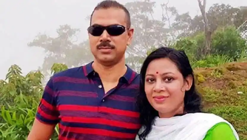 দম্পতি outdoors, প্রকৃতি পেছনে, হাসিমুখে ছবি. Channel i News - চ্যানেল আই নিউজ