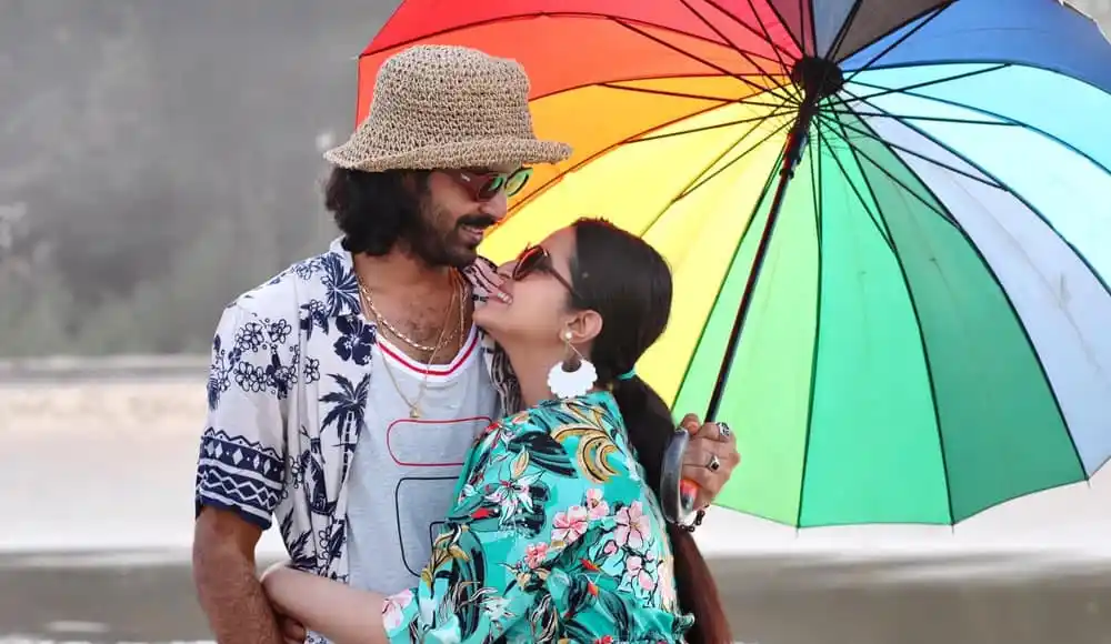 প্রেমিক ও প্রেমিকা রঙিন ছাতা ধরে প্রেমের মুহূর্ত উপভোগ করছে. Channel i News - চ্যানেল আই নিউজ