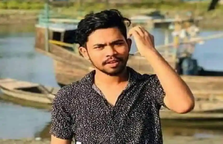 নদীর পাশে যুবক, জল ও নৌকা দৃশ্যের সাথে. Channel i News - চ্যানেল আই নিউজ