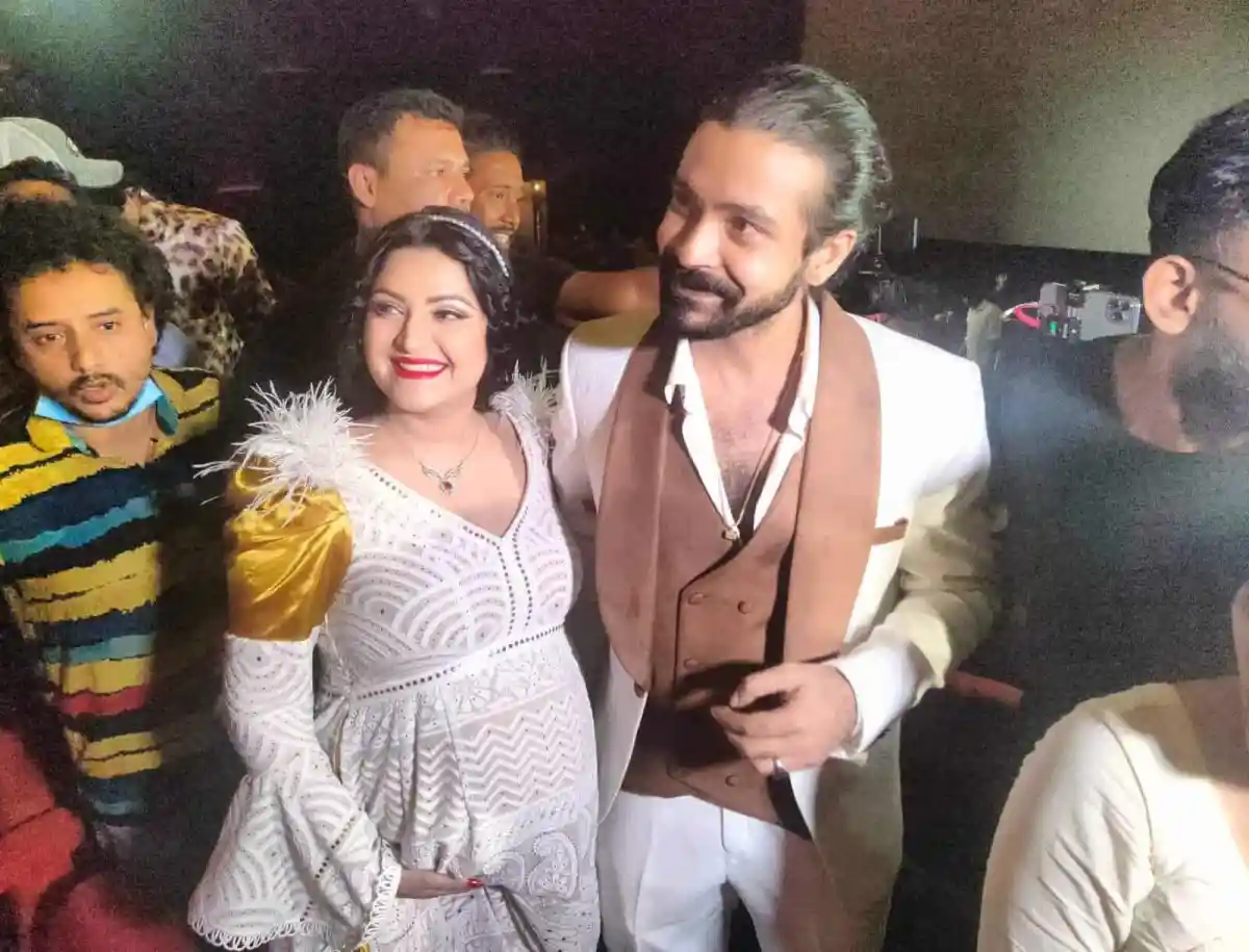 পরীমনি ও রাজের সঙ্গে অন্যরা এক অনুষ্ঠানে হাস্যোজ্জ্বল মুখে. Channel i News - চ্যানেল আই নিউজ