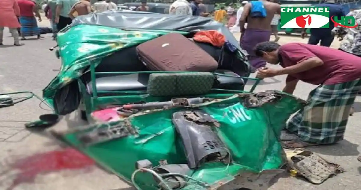 সড়ক দুর্ঘটনায় ক্ষতিগ্রস্ত গাড়ির ধ্বংসাবশেষ ও আহতরা।. Channel i News - চ্যানেল আই নিউজ