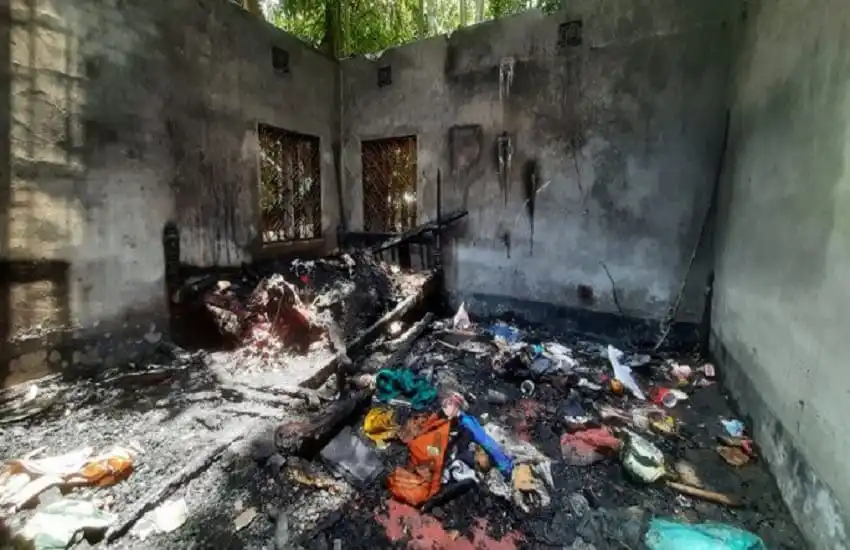 নড়াইলের সাম্প্রদায়িক হামলার পর পোড়া ঘর ও ক্ষতিগ্রস্ত আসবাবপত্র. Channel i News - চ্যানেল আই নিউজ