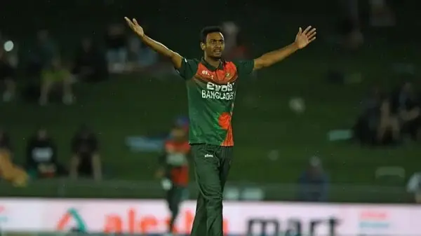 বাংলাদেশের শরিফুল ইসলাম জোড়া উইকেট তুলে নিচ্ছেন. Channel i News - চ্যানেল আই নিউজ