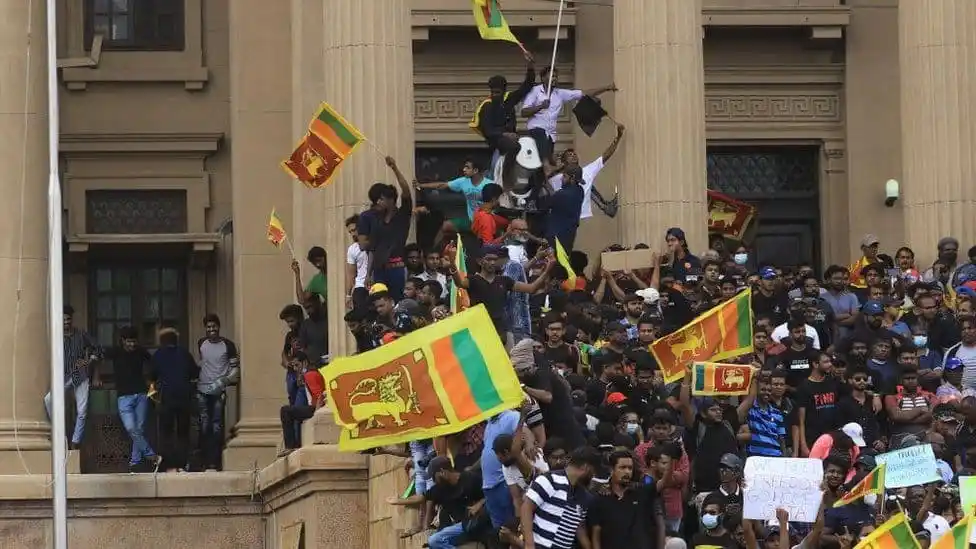 শ্রীলঙ্কায় জনসমাবেশ ও প্রতিবাদকারীদের ছবি, জরুরি অবস্থা ঘোষণা. Channel i News - চ্যানেল আই নিউজ