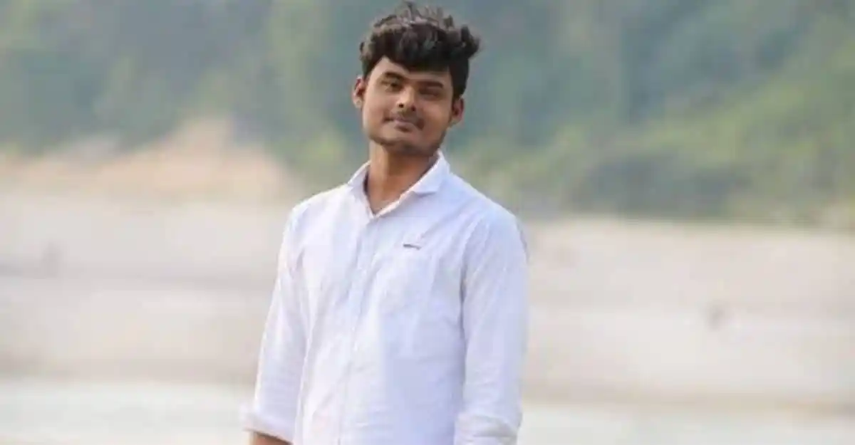 নদীর পাশে দাঁড়িয়ে যুবক, শান্তিপূর্ণ পরিবেশ. Channel i News - চ্যানেল আই নিউজ