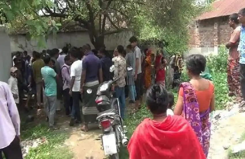 জনসমাগমের মধ্যে একত্রিত মানুষজন, কিছু মানুষ বাইক দেখছেন. Channel i News - চ্যানেল আই নিউজ