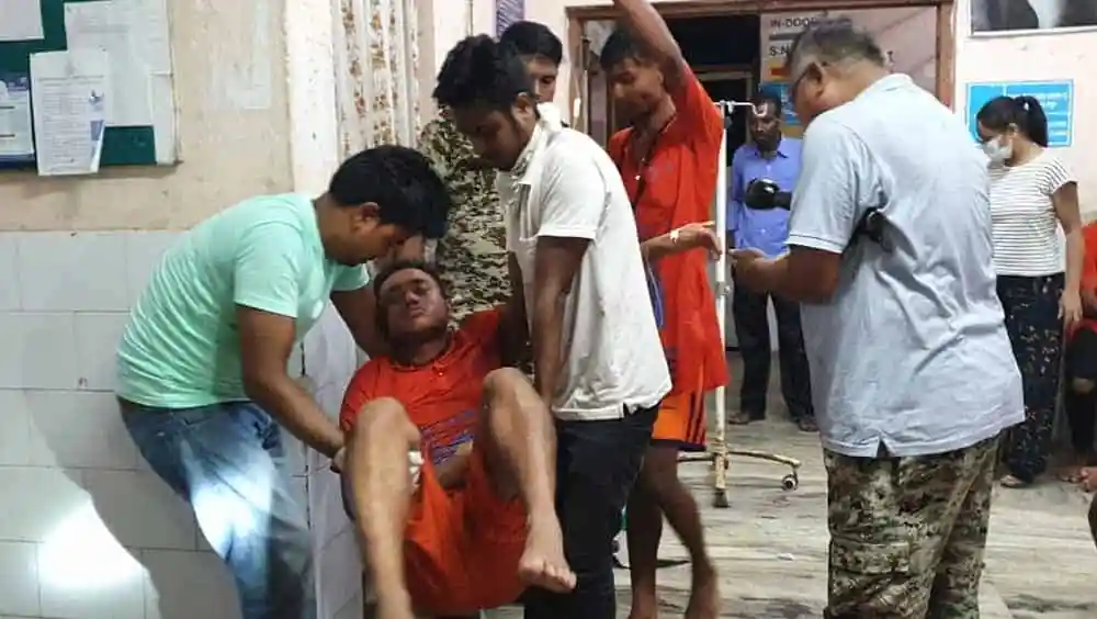 বিদ্যুৎস্পৃষ্টে আহত পুণ্যার্থীর চিকিৎসা চলছে, হাসপাতালে ভিড়. Channel i News - চ্যানেল আই নিউজ