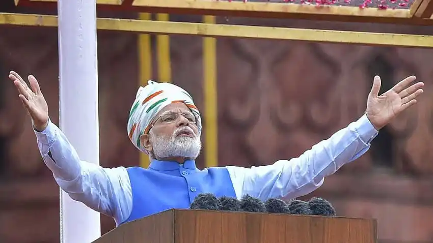 প্রধানমন্ত্রী মোদি কাগজের নোটে ভাষণ দিচ্ছেন, ভারতের স্বাধীনতা দিবস উপলক্ষে. Channel i News - চ্যানেল আই নিউজ