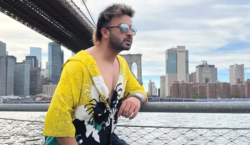 নিউ ইয়র্কের ব্রিজের পাশে দাঁড়ানো যুবক, শহরের আকাশে মেঘের ছায়া. Channel i News - চ্যানেল আই নিউজ