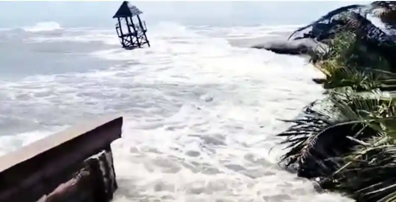 সেন্টমার্টিন দ্বীপে জোয়ারের কারণে হোটেল ও বসতবাড়ি ঝুঁকিতে. Channel i News - চ্যানেল আই নিউজ