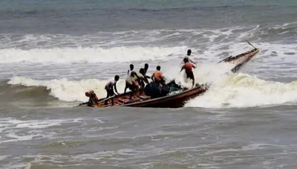 বঙ্গোপসাগরে ট্রলারডুবির পর উদ্ধারকর্মীরা উদ্ধার কাজ চালাচ্ছে. Channel i News - চ্যানেল আই নিউজ