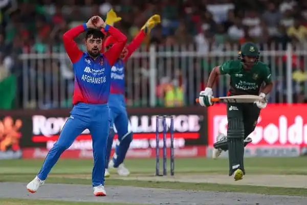 বাংলাদেশের ক্রিকেটাররা মাঠে ব্যাটিং ও ফিল্ডিং করছেন. Channel i News - চ্যানেল আই নিউজ