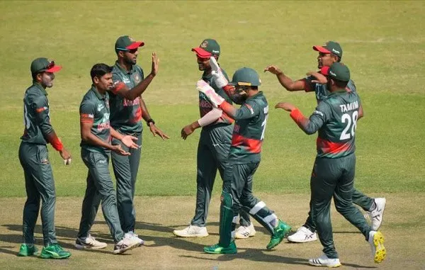বাংলাদেশ ক্রিকেট দল মাঠে জয় উদযাপন করছে. Channel i News - চ্যানেল আই নিউজ