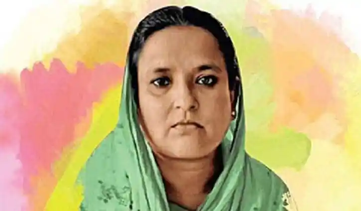 বঙ্গমাতা ফজিলাতুন নেছা পদকপ্রাপ্ত নারী, পুরস্কার গ্রহণের সময় ছবি. Channel i News - চ্যানেল আই নিউজ