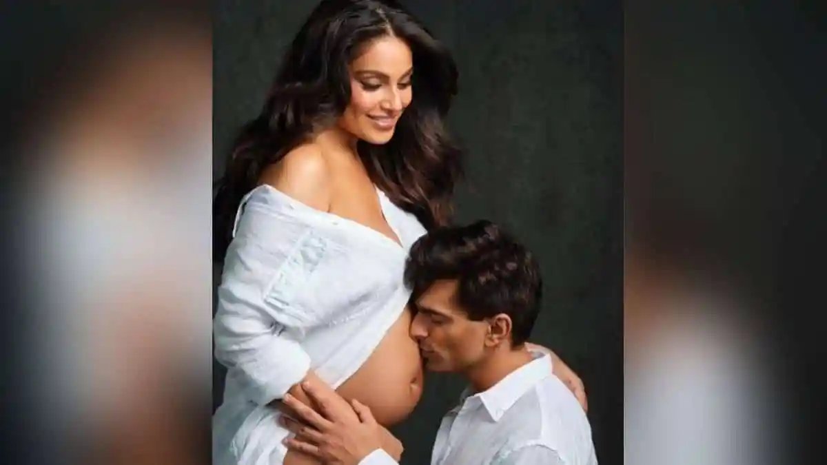 প্রেমিকের সাথে গর্ভবতী নারী, সুখী দম্পতি. Channel i News - চ্যানেল আই নিউজ