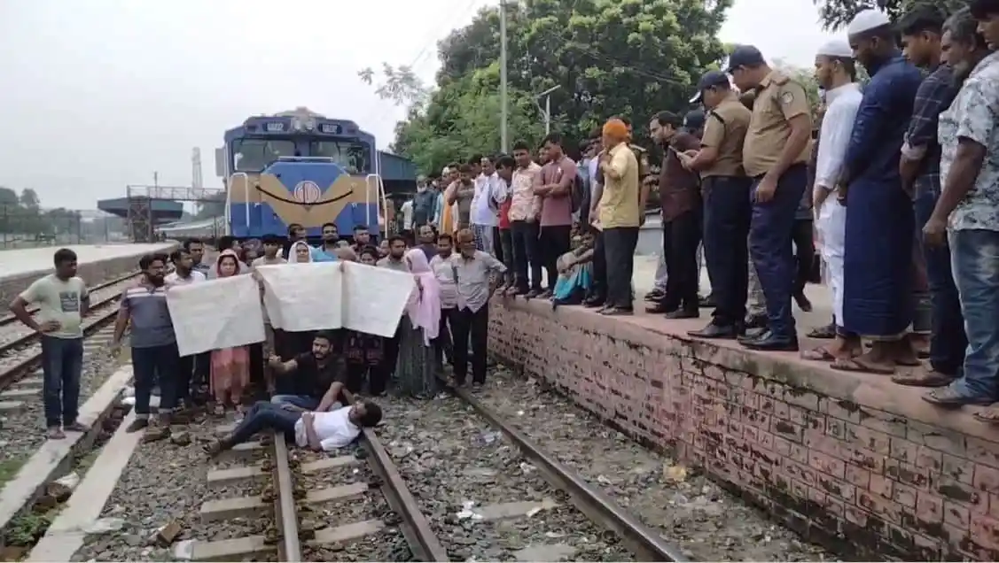 জনতা রেললাইনের উপর অবস্থান করে ট্রেন অবরুদ্ধ করছে. Channel i News - চ্যানেল আই নিউজ