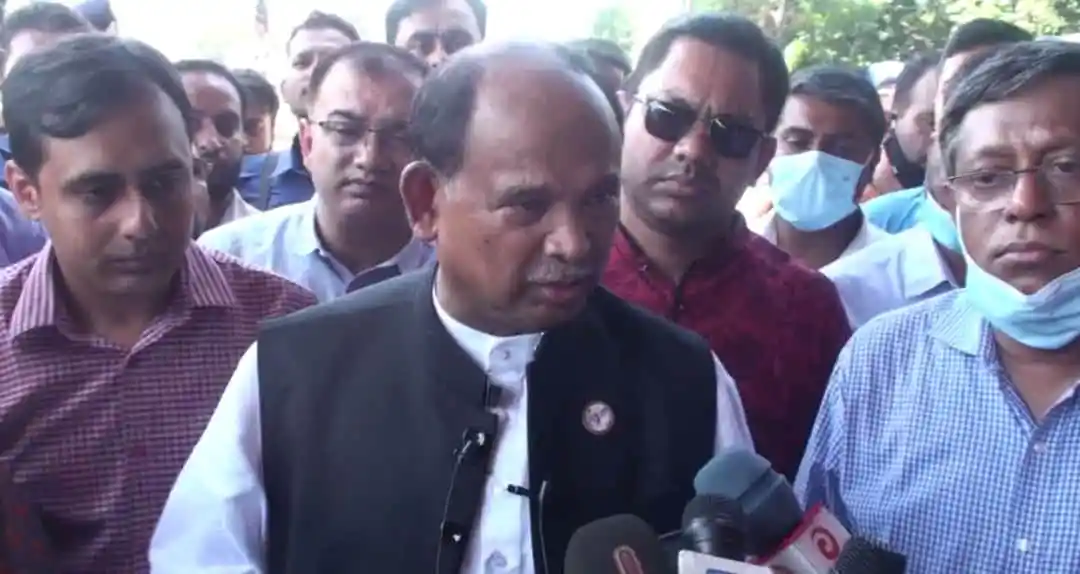 রেলপথ মন্ত্রী সাংবাদিকদের সাথে কথা বলছেন, বেশ কিছু মানুষ উপস্থিত. Channel i News - চ্যানেল আই নিউজ