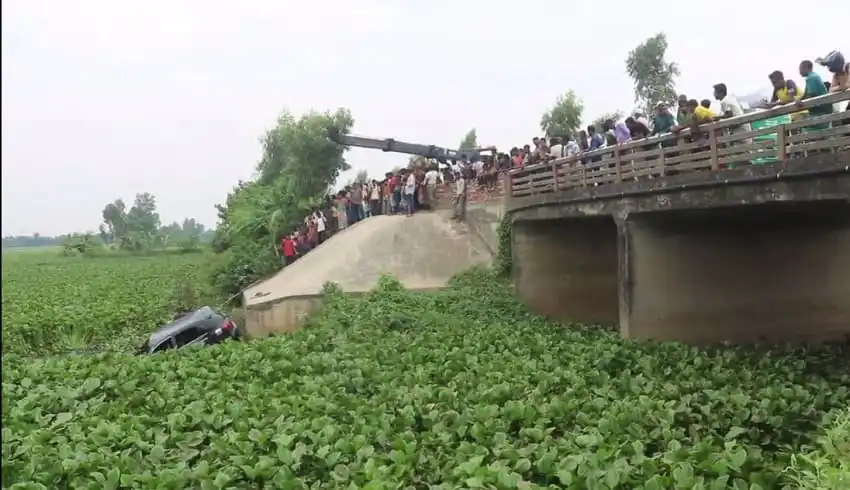 প্রাইভেট কার পানিতে ডুবে গেছে, অনেক মানুষ ঘটনাস্থলে উপস্থিত. Channel i News - চ্যানেল আই নিউজ