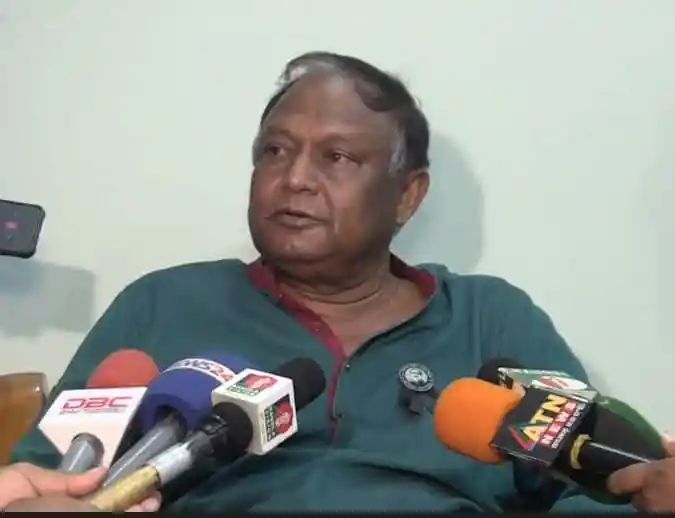 বাংলাদেশি রাজনীতিবিদ সাংবাদিকদের প্রশ্নের উত্তর দিচ্ছেন. Channel i News - চ্যানেল আই নিউজ