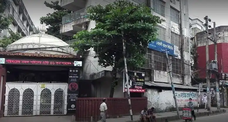 ঢাকার একটি মাদ্রাসার সামনে রাস্তা ও পথচারী, আধুনিক শহুরে পরিবেশ।. Channel i News - চ্যানেল আই নিউজ