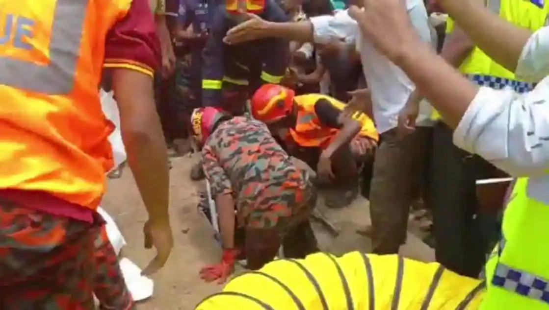 দুর্ঘটনাস্থলে উদ্ধারকর্মীরা আহত শ্রমিকদের সাহায্য করছে।. Channel i News - চ্যানেল আই নিউজ