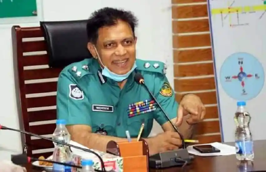 বাংলাদেশ পুলিশের একজন কর্মকর্তা বৈঠকে বক্তব্য দিচ্ছেন।. Channel i News - চ্যানেল আই নিউজ