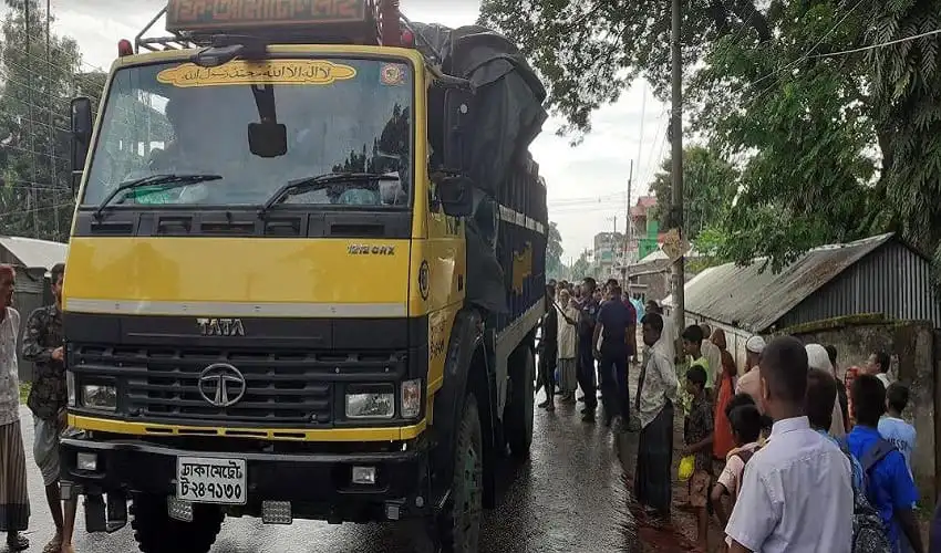 স্কুলে যাওয়ার পথে ট্রাকের চাকায় পিষ্ট বাবা-ছেলে, আহত অবস্থায় হাসপাতালে নেওয়া. Channel i News - চ্যানেল আই নিউজ
