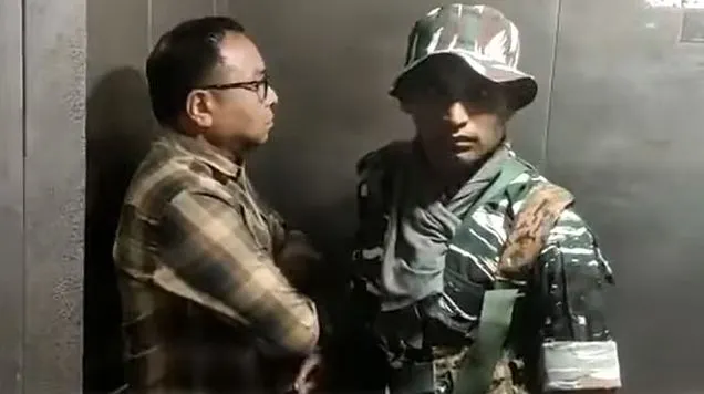 আটক ব্যক্তির সঙ্গে পুলিশ সদস্যের সাক্ষাৎ।. Channel i News - চ্যানেল আই নিউজ
