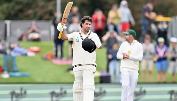 ক্রিকেটার অবসর গ্রহণের সময় মাঠে শুভেচ্ছা জানাচ্ছেন দর্শকরা. Channel i News - চ্যানেল আই নিউজ