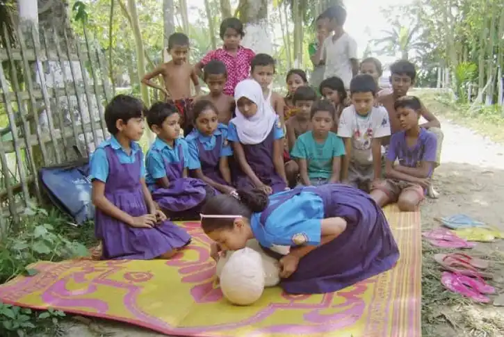 শিক্ষার্থীরা প্রথম পাঠের জন্য প্রস্তুত, শিক্ষক শেখাচ্ছেন. Channel i News - চ্যানেল আই নিউজ