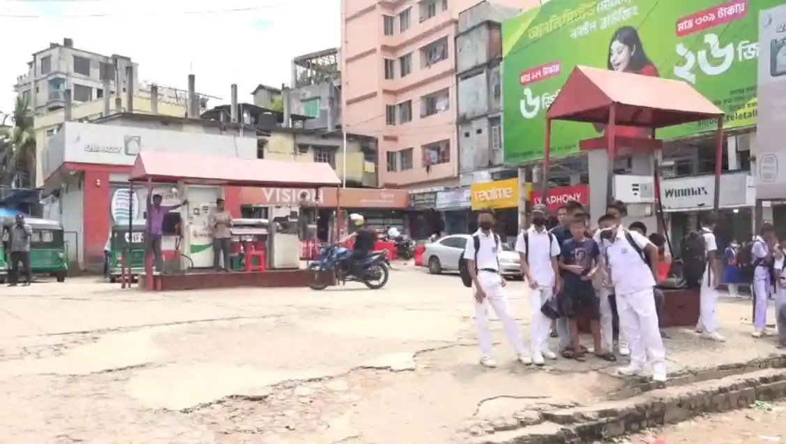 জনসমাগমের জন্য রাস্তায় দাঁড়িয়ে থাকা মানুষজন. Channel i News - চ্যানেল আই নিউজ