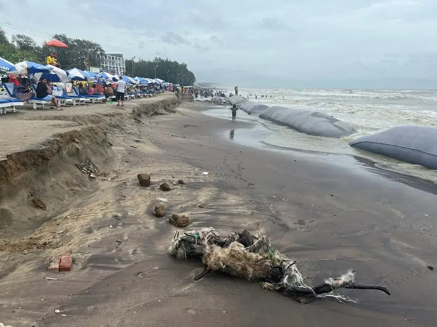 সাগরে নিম্নচাপের কারণে সৈকত ও পর্যটকদের দৃশ্য. Channel i News - চ্যানেল আই নিউজ